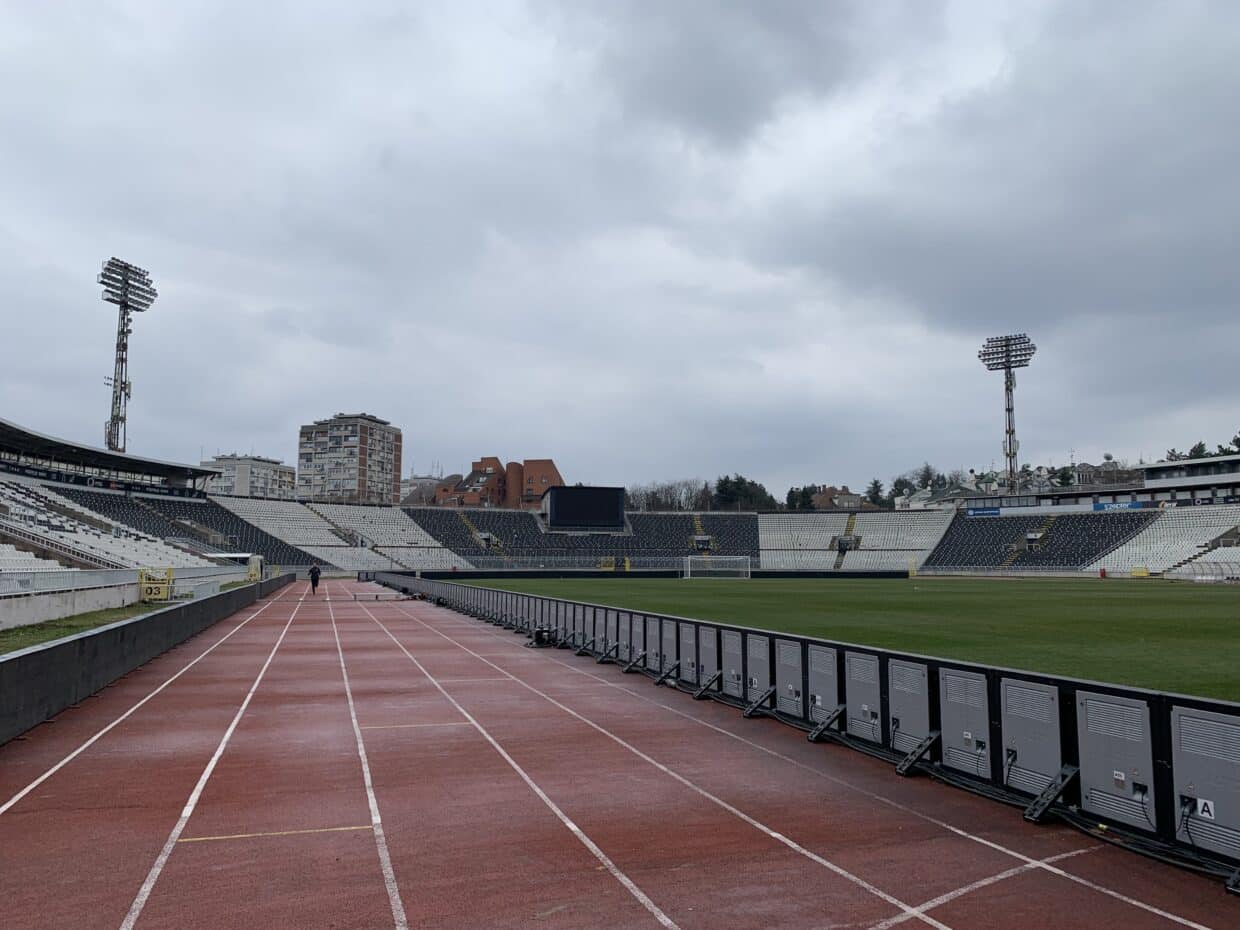 Vue depuis le bord du terrain Stadion Partizan